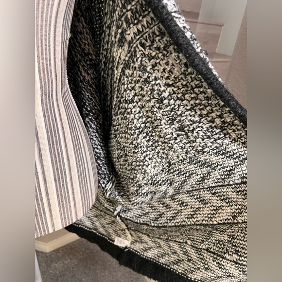 Aerie $55 Gray Knitted Wool Cape Poncho Kaftan Chunky Sweater Pom Pom One Size - Picture 8 of 10